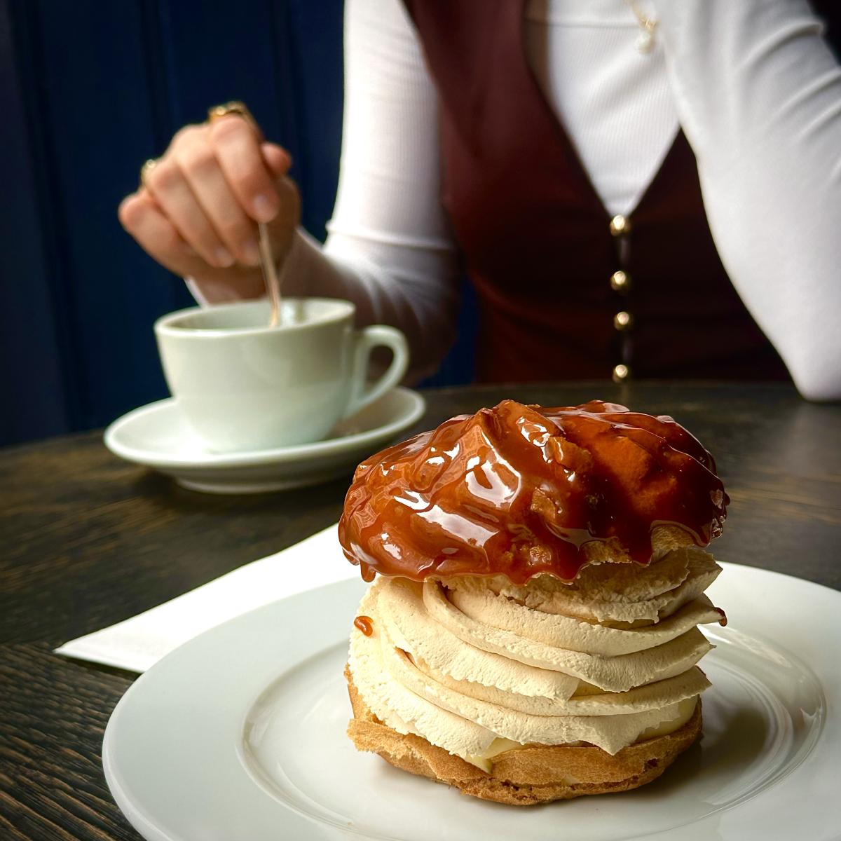 Kavárna - Král zákusků: větrník