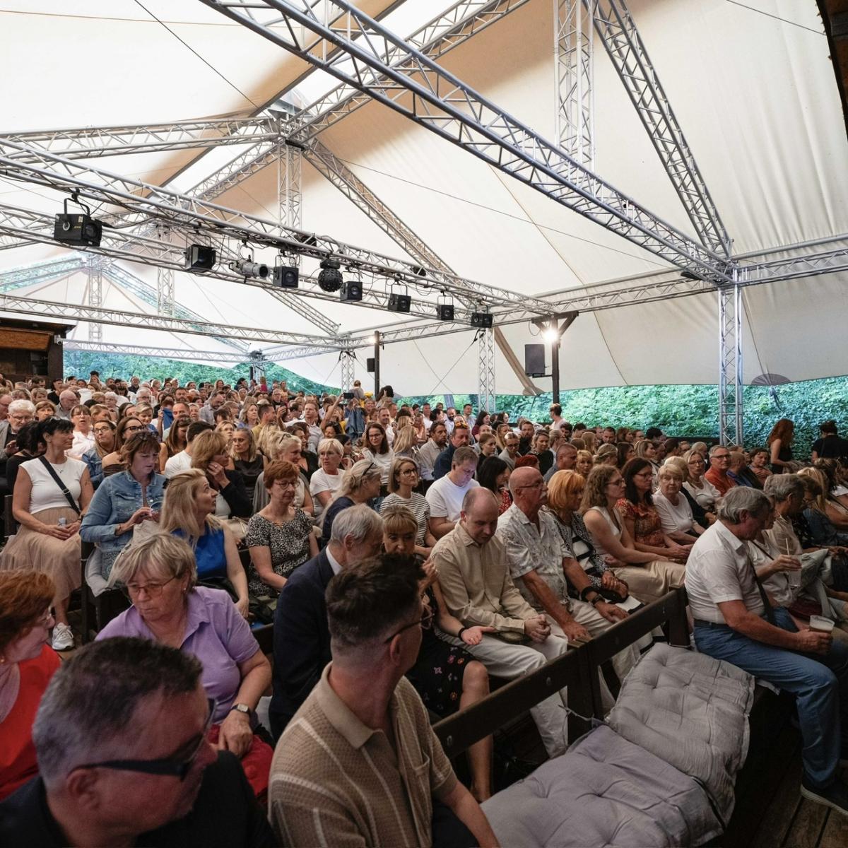 Novinky - Letní scéna je v polovině a už teď je z 80 % vyprodaná! 