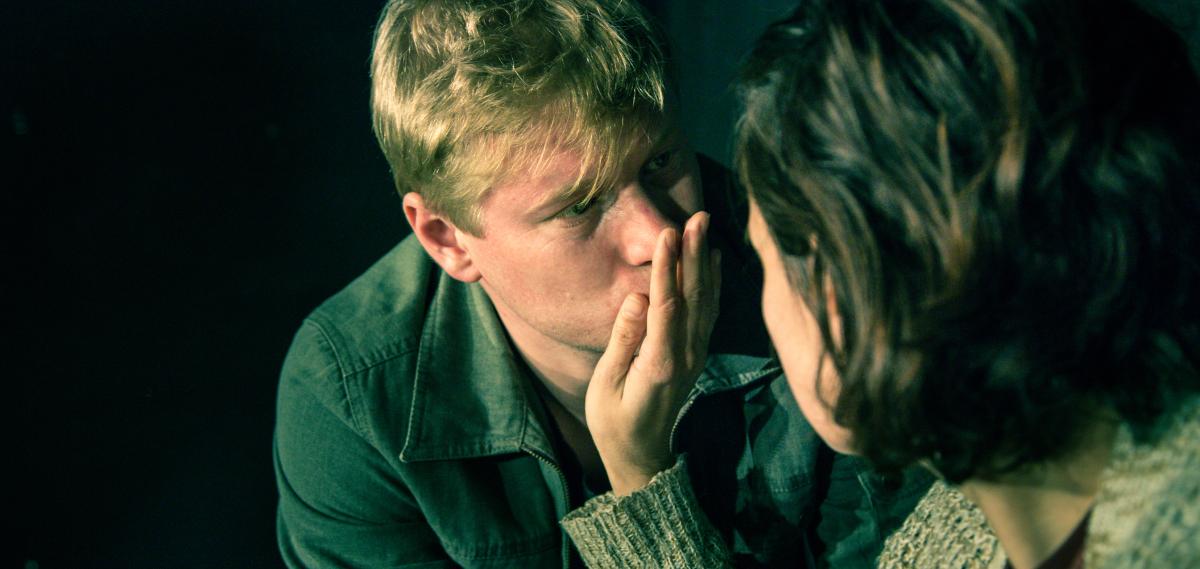 Fotografie z inscenace - Život podle Jonesových