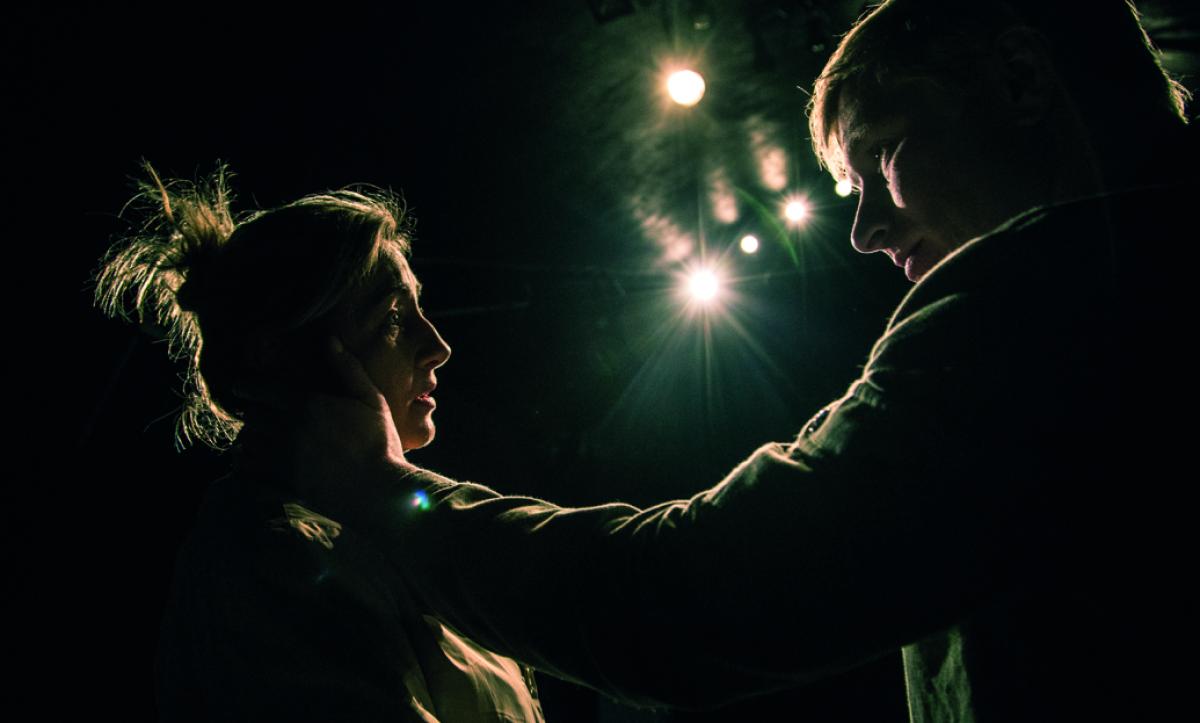 Fotografie z inscenace - Život podle Jonesových