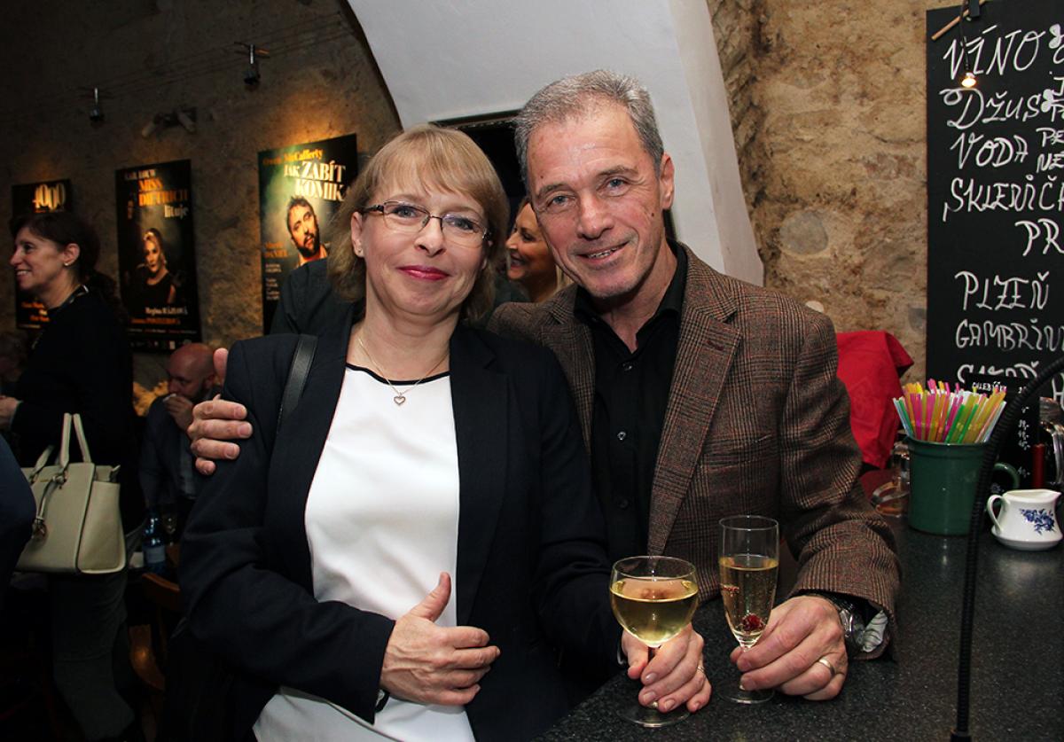 Jak zabít komika - premiéry