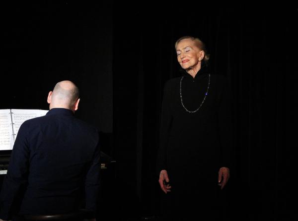 Zpívá a vypráví Soňa Červená (foto M.Krbová)